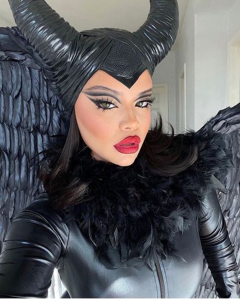 Movie Character Makeup, Maleficent Halloween Costume, Maleficent Makeup, Maleficent Halloween, Maleficent Costume, Classy Halloween Costumes, Creepy Halloween Makeup, Diy Halloween Costumes For Women, Halloween Makeup Inspiration