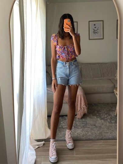 Jean Shorts White Converse Outfit, Jean Short Long Sleeve Outfit, Woman Short Outfits, Summer Outfits 2023 Converse, Pink Top Jean Shorts Outfit, Converse And Denim Shorts, Denim Shorts And High Top Converse, Floral Top And Shorts Outfit, Spring Outfits Jean Shorts