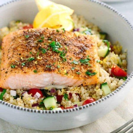 Salad To Go With Salmon, Spiced Salmon, Salad To Go, Mediterranean Salmon, Clean Eating Vegan, Salmon Spices, Quinoa Recipe, Vegetable Quinoa, Salads To Go