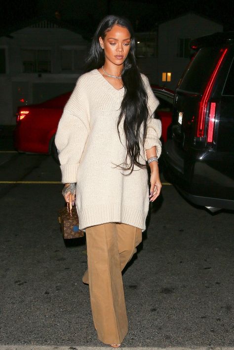 Fall Sweater Trends, Clara Lionel Foundation, Rihanna Street Style, Looks Rihanna, Rihanna Outfits, Rihanna Looks, Rihanna Style, Sweater Trends, Long Black Hair