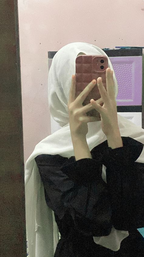 Iphone Selfie, Wearing Hijab, Girl Mirror, Girls Mirror, Hijab Aesthetic, Profile Pictures Instagram, Creative Profile Picture, Islamic Girl, Casual Day Outfits