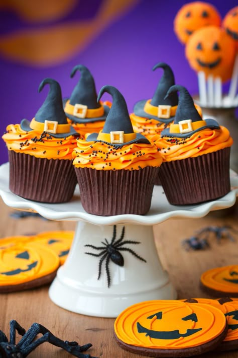 20 Haunting Halloween Cupcake Ideas - Frog Prince Paperie Muffins Halloween, Cupcake Receptek, Snack Halloween, Witch Cupcakes, Halloween Food Cupcakes, Postres Halloween, Dulces Halloween, Cupcake Pictures, Cupcakes Recipes