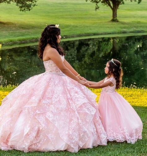 Picture Ideas For Quinceanera, Quinceanera Photoshoot Poses With Family, Quinceanera Mini Me, Sweet 15 Photoshoot Ideas Photography, Quiencera Photoshoot Ideas, Family Quinceanera Pictures, Quince Court Pictures Photo Ideas, Quince Inspo Pictures, Quince Pictures Ideas