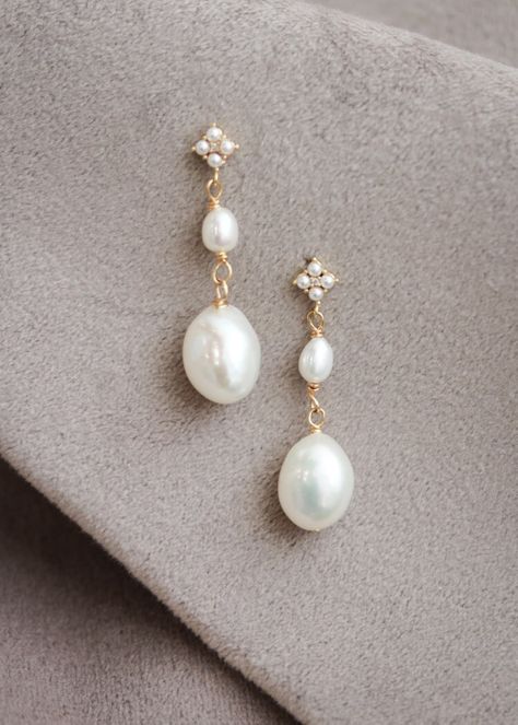 Bridal Jewelry Hair Down, Gold Pearl Wedding Earrings, Classic Wedding Earrings, Emerald Pearl Earrings, Pearl Accessories Wedding, Wedding Accessories For Bride Jewelry, Pearl Wedding Earrings Brides, Bridal Earrings Hair Down, Dangly Pearl Earrings