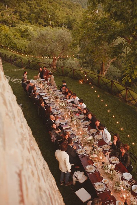 Open Air Wedding Reception, Umbria Italy Wedding, Umbria Wedding, Small Intimate Wedding Ceremony, Chic Backyard Wedding, Italian Wedding Reception, Italian Wedding Aesthetic, Sparkles Wedding, Outdoor Evening Wedding