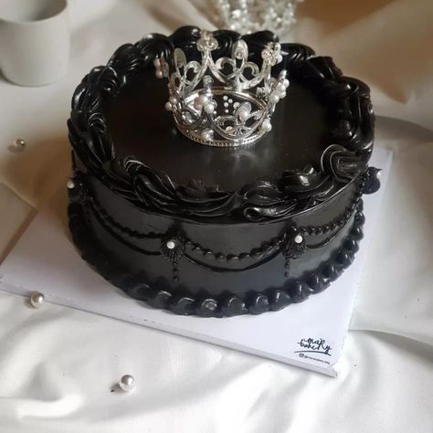 Black Cake Designs Birthday, Black Korean Cake, Cake Birthday Aesthetic Black, Black Birthday Cake Ideas, Dark Cake Aesthetic, Birthday Cake Dark Aesthetic, Black Cakes Birthday, Simple Black Cake, Cake Designs Black