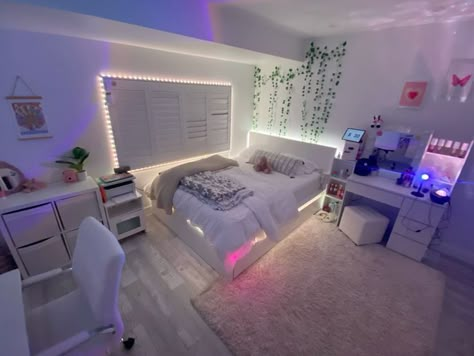 Clean Room Inspiration, Bedroom Ideas For Big Rooms, Basic Room, Bedroom Ideas For Small Rooms Cozy, Room Organization Bedroom, Dream Bedroom Inspiration, White Room Decor, Luxury Room Bedroom, Classy Bedroom