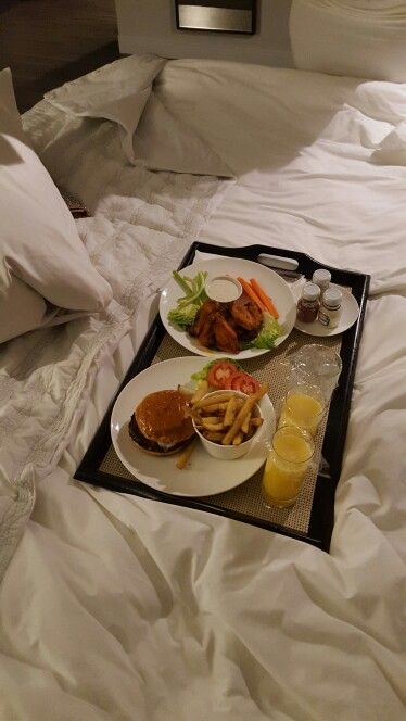 Room service Essen, Room Service Aesthetic, Room Service Dinner, Room Service Food, Stressful Day, Fancy Food, Food Snapchat, Perfect Food, Food Store