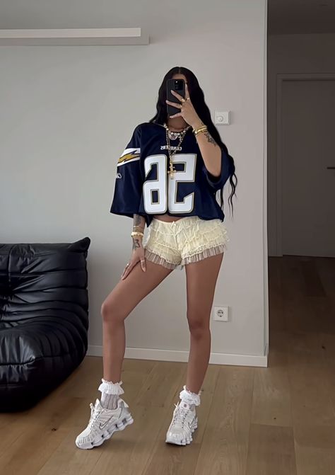 Jersey Outfit Women Street Style, Football Jersey Festival Outfit, Bulls Outfit Woman Chicago, Street Wear Festival Outfit, Puffy Shorts Outfit, Sporty Glam Outfits, Sporty Festival Outfit, Basketball Date Outfit, Casual Football Game Outfit