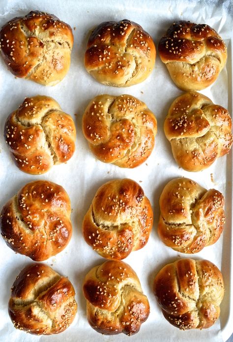 Challah Buns, Bread Challah, Challah Rolls, Jewish Bread, Challah Bread Recipes, Pretzel Bread, Grandma Cooking, Recipes Bread, Jewish Food