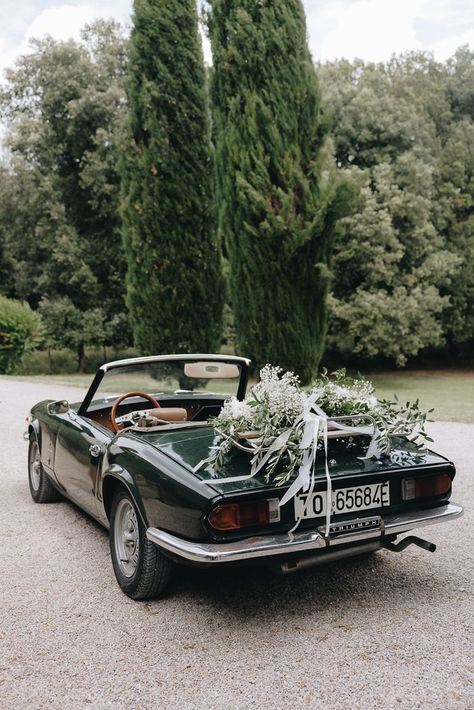 Vintage green getaway car adorned with charming floral arrangements. | Image by Aleisha Edwards White Villa, Wedding Getaway Car, Vintage Car Wedding, Dream Wedding Reception, Amazing Wedding Photos, Classic Color Palette, Getaway Car, Countryside Wedding, Charming Garden