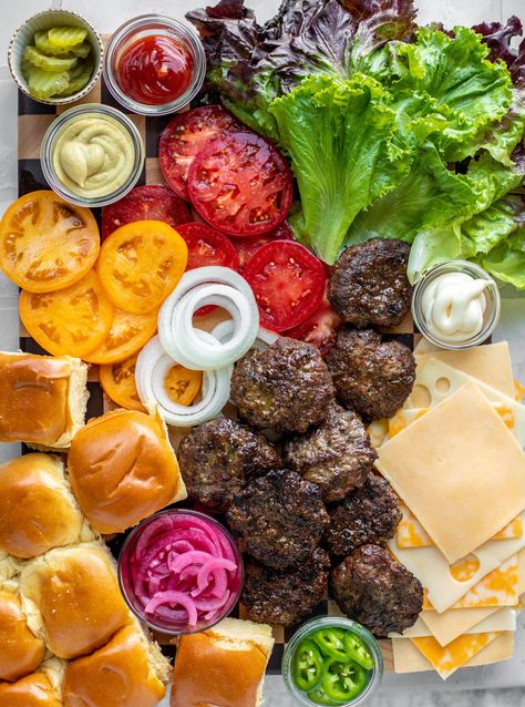 how to build a slider bar Build A Burger, Burger Board, Party Food Bars, Burger Party, Slider Bar, Charcuterie Inspiration, Party Food Platters, Charcuterie Recipes, Burger Bar