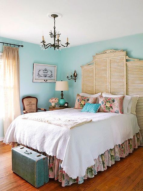 Aqua blue bedroom with Vintage Bedroom Ideas. Love the headboard and chandelier. Cheap Diy Headboard, Cottage Style Bedrooms, Bedroom Door Decorations, Headboard Projects, Vintage Bedroom Decor, Budget Bedroom, Diy Headboards, Dekorasi Kamar Tidur, Cottage Bedroom