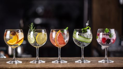 If you are curious about the spirit, here is your guide to finding the brands that will definitely give you the best shot of becoming a proud gin drinker. Gordons Gin, Bramble Cocktail, Gin And Soda, Gordon's Gin, Gin Brands, Soda Water, London Dry Gin, Cocktail Recipes Easy, Tonic Water