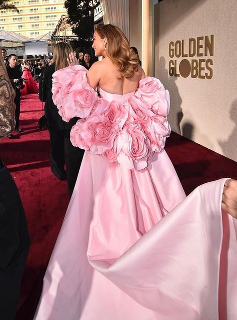 JENNIFER LOPEZ AT GOLDEN GLOBES 2024 Nicole Felicia, Dinner Gowns, Cape Wedding Dress, Fancy Wedding Dresses, Fashion Gowns, Dream Wedding Ideas Dresses, Pretty Prom Dresses, Frocks For Girls, Miss Dress