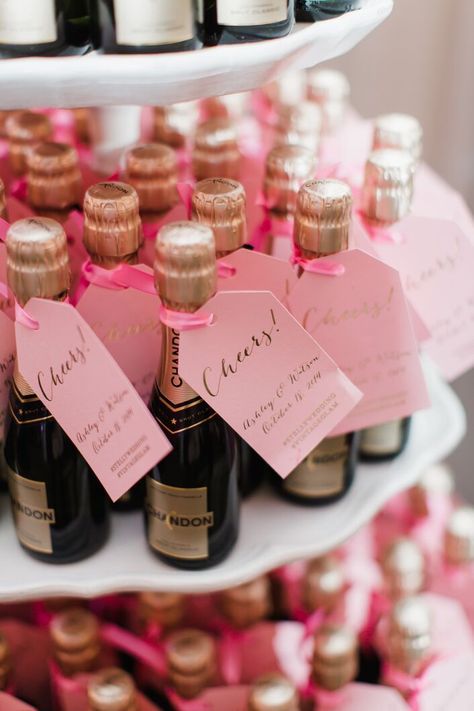 Champagne Wedding Favors, Wedding Favors And Gifts, Mini Champagne Bottles, Edible Wedding Favors, Champagne Party, Glass Wedding, Mini Champagne, Wedding Favors Cheap, Favors Diy