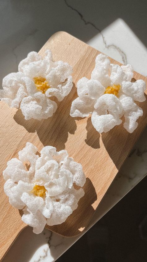 Flower Food Art, Rice Plating, Rice Paper Flowers, Fried Rice Paper, Rice Flower, Flower Rice Paper, Rice Wrappers, Vegan Fried Rice, Salmon Poke