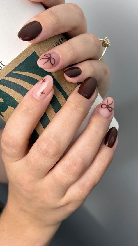 Trendy Winter Nails 2024, Brown Mix Match Nails, Easy Nail Art Brown, Nail Inspo Without Acrylics, November Nails Fall Short Brown, Brown Nails For Wedding, Soft Feminine Nail Ideas, Regular Manicure Nails Art Ideas, Christmas Nail Designs Brown