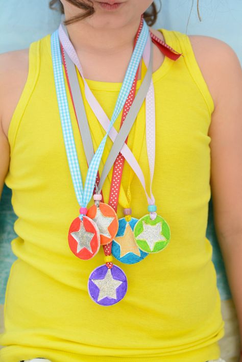 Make your own medals from sculpey - Awesome feel good awards for friends and family Fathers Day Crafts, Meri Cherry, Teacher Crafts, Wheel Craft, National Geographic Kids, Sports Day, Field Day, Childrens Church, Camping Crafts