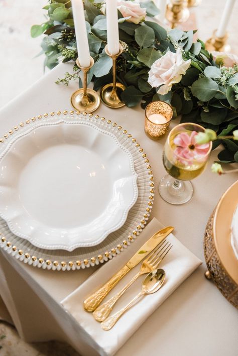 Types Of Fabric, Glass Charger Plates, Gold Plates, Gold Flatware, Table Setting Decor, Wedding Place Settings, Beautiful Table Settings, Table Set Up, Wedding Table Settings