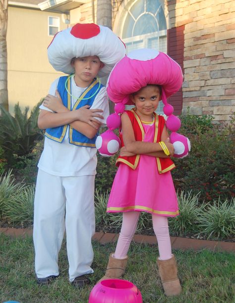 Super Mario Toad and Toadette Diy Toadette Costume, Mario Toad Costume, Toad Mario Costume, Toad And Toadette, Toadette Costume, Mario Brothers Costumes, Super Mario Toad, Mario Toad, Super Mario Costumes