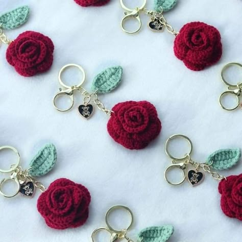 Diy Knitting Loom, Bag Charm Crochet, Crochet Flower Bag, Charm Crochet, Diy Crochet Flowers, Crochet Keychains, Crochet Earrings Pattern, Crochet Keychain Pattern, Motifs Perler