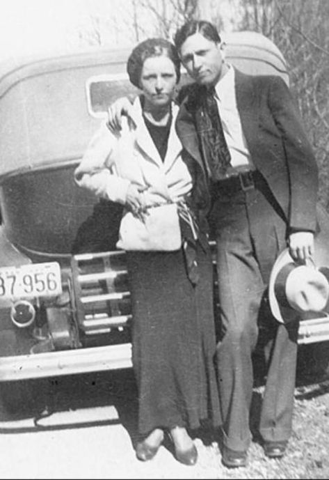 Bonnie And Clyde Pictures, Bonnie And Clyde Halloween Costume, Bonnie Parker, King Picture, Bonnie And Clyde, Country Musicians, Faye Dunaway, Trendy Halloween Costumes, Bonnie N Clyde