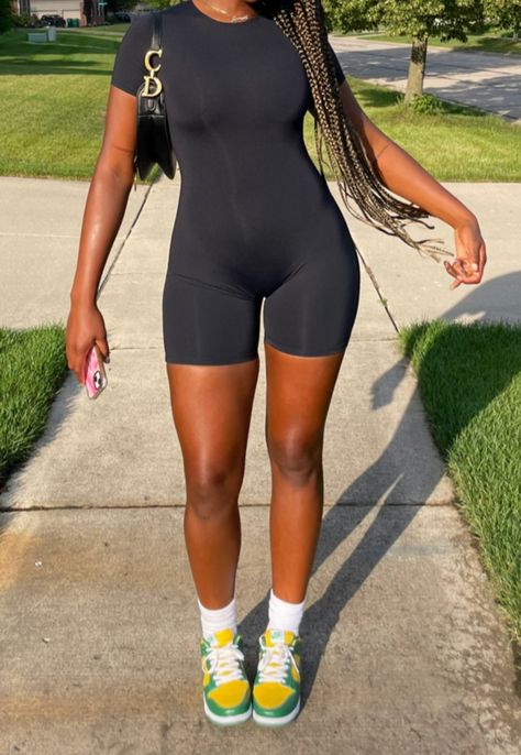 Jumpsuit With Sneakers, Romper Outfit Black, Black Jumpsuit Outfit, Sneaker Outfits Women, Dunk Low Nike, Fashion Teenage Girls, Fit Summer, Summer Streetwear, Jumpsuit Outfit