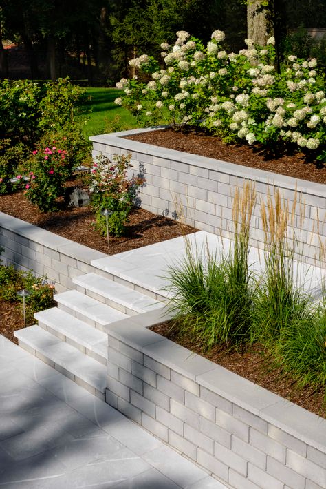 Sloped Front Yard, Retaining Wall Ideas, Backyard Retaining Walls, Retaining Wall Design, Sloped Yard, Sloped Backyard, Landscaping Retaining Walls, Yard Landscape, Desain Lanskap