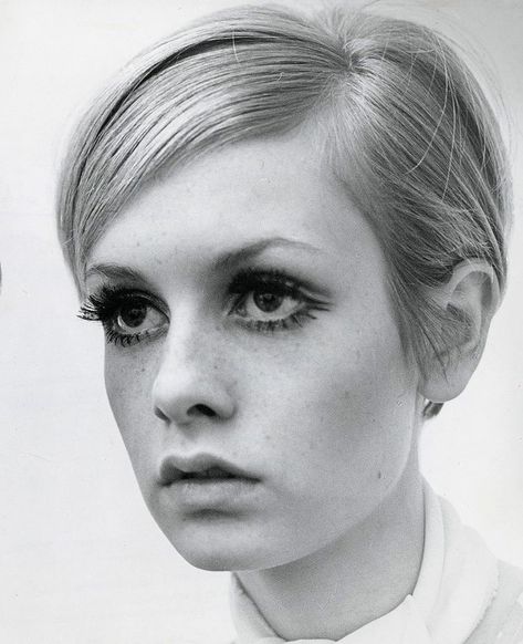 TWIGGY su Instagram: "Despite being a 60s icon, Twiggy never formally met or worked with Andy Warhol. She recalls being taken to his studio in New York and…" Muse, Short Hair, A Woman, Hair, White, Black