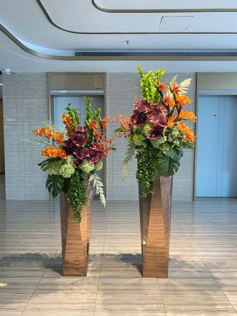 Ikebana fresh flowers arrangement Modern Floral Arrangements, Tropical Floral Arrangements, Large Flower Arrangements, Church Flower Arrangements, Container Gardening Flowers, Christmas Floral Arrangements, Arrangement Ideas, Flower Arrangements Simple, Flower Arrangements Diy