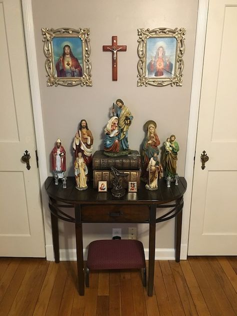 Home Altar Catholic, Family Altar, Prayer Room Ideas, Prayer Garden, Catholic Altar, Free Friday, Altar Design, Catholic Decor, Prayer Corner