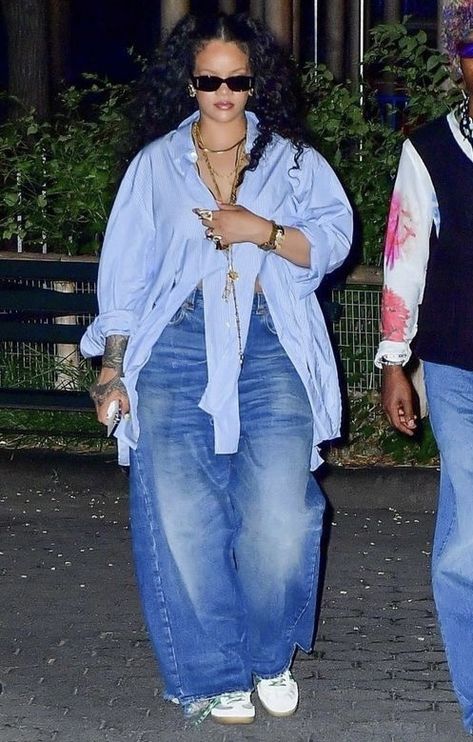 Rihanna Fashion Outfits, All Denim Outfits, Rihanna Street Style, Looks Rihanna, Rihanna Outfits, Denim Street Style, Fashion Trend Forecast, Rihanna Style, 2000s Fashion Outfits