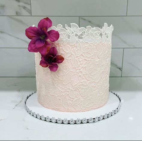 Cake Lace Recipe, Lace Cake Designs, Edible Lace Recipe, Edible Sugar Lace Recipe, Lace Cakes, Fondant Lace, Cake Techniques, Lace Cake, Baking Techniques