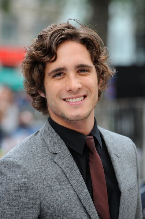 Diego González Boneta Lost Innocence, Diego Gonzalez, Trending Hairstyles For Men, Mens Hairstyles Medium, Try On Hairstyles, Men Hair Color, Boys With Curly Hair, Corte De Cabelo Masculino, Trending Haircuts