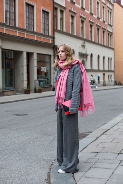 Pink Scarf Outfit, Pink Grey Outfit, Black Chunky Knit Sweater, Estilo Indie, Daily Outfit Inspiration, Scarf Outfit, Pink Scarf, Pink Scarves, Grey Outfit