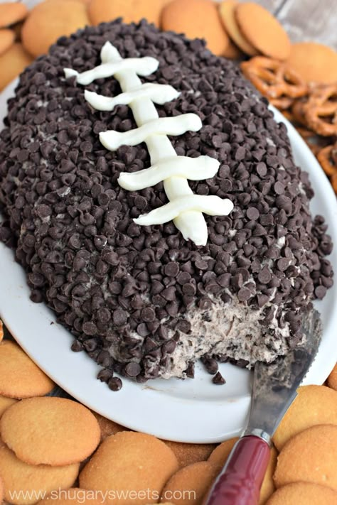 This Cookies and Cream Cheese Ball is fun and delicious! Shape like a football for your next game day party! Football Dessert, Cream Cheese Balls Recipe, Football Desserts, Desserts Nutella, Sweet Dip, Superbowl Desserts, Cream Cheese Ball, Smores Dessert, Nacho Bar