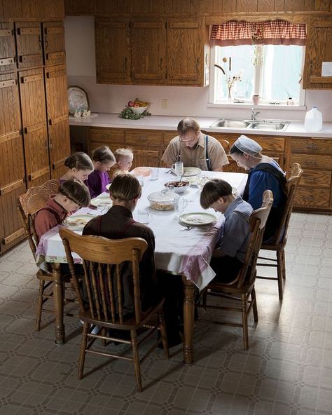 Amish family praying together before dinner Amish Country Ohio, Amish Lifestyle, Amish Living, Amish House, Amish Culture, Plain People, Amish Farm, Amish Community, Living Simple