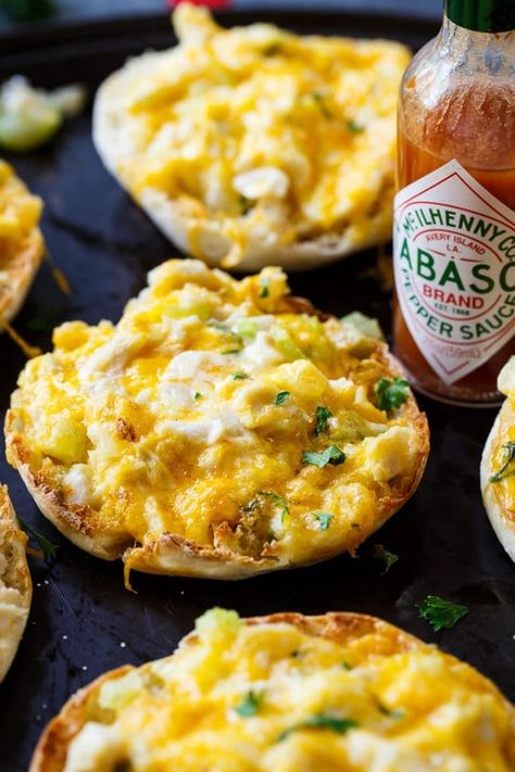 These cheesy Crab Melts are an old-fashioned favorite with a creamy crab mixture and melted cheese on top of an English muffin. Crab Melts, Crab Melt, Recipes Muffins, Muffins Blueberry, Muffins Breakfast, English Muffin Recipes, Crab Meat Recipes, Crab Dishes, Creamy Crab