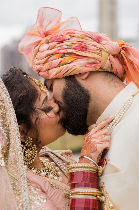 Erica Fernandes Hot, Brides Outfit, First Kiss Wedding, Wedding Couple Pictures, Bride Groom Poses, Early Spring Wedding, Kiss Wedding, New Photo Style, Greenhouse Wedding