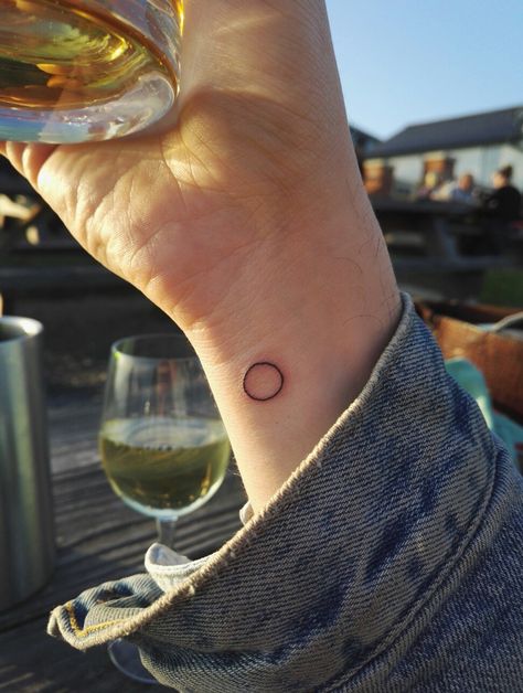 A perfect little circle tattoo. Small tattoos Perfect Circle Tattoo, Tato Lingkaran, Font Tato, Personalized Tattoos, Tattoos Fonts, Tattoos Neck, Tattoos Creative, Fashion Tattoos, Circle Tattoos