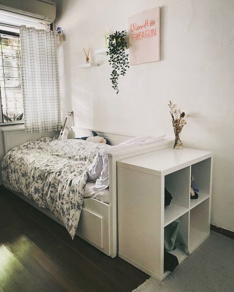 Ikea Small Bedroom Ideas, Ikea Small Bedroom, Daybed Bedroom, Cama Ikea, Daybed Room, Small Guest Bedroom, Small Bedroom Ideas, Guest Room Office, Redecorate Bedroom