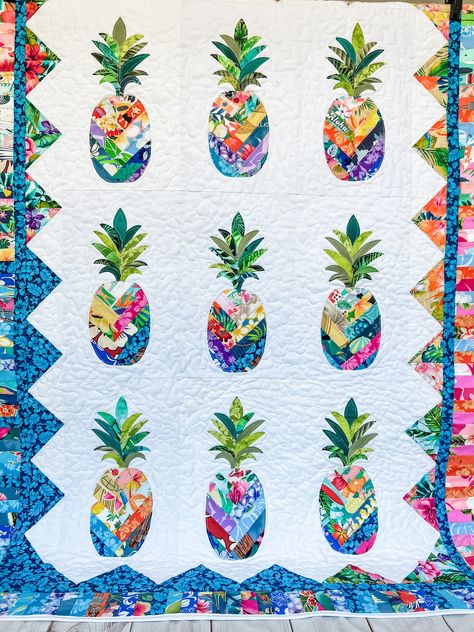 Scrappy Pineapple Quilt Hawaii Quilt Pattern, Pineapple Quilts Ideas, Scrappy Pineapple Quilt, Hawaiian Fabric Quilt, Pineapple Quilt Pattern, Pineapple Quilt Block, Tropical Quilts, Hawaii Quilt, Hawaiian Quilt Patterns