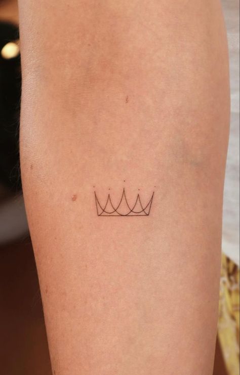 Tiara Tattoo Small Simple, Finger Tattoos Crown Queens, Minimalist Crown Tattoos For Women, Dainty Crown Tattoos For Women, Tattoo Queen Crown, Crown Tattoo Aesthetic, Small Princess Tattoo, Rapunzel Crown Tattoo, Crown Tattoo Fine Line