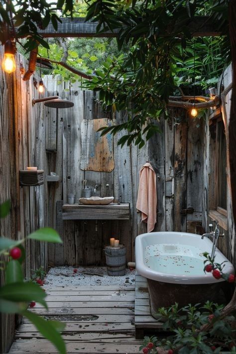 Outdoor Tubs Rustic, Outdoor Bathtub Ideas, Outdoor Bath House, Outside Showers, Rustic Bathroom Ideas, Outdoor Shower Diy, Outdoor Bathtub, Outdoor Baths, Outdoor Tub