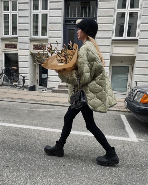 Spring quilted jacket: the item that is suddenly trending on Instagram Pernille Teisbaek Instagram, Jj Style, Quilted Jacket Outfit, Autumn 2022, Mode Casual, Shoe Inspo, Influencers Fashion, Outfits Fall, Spring Jackets