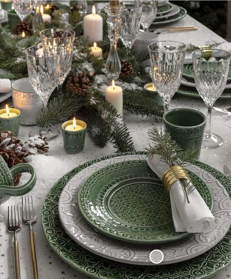 Dinner Table Set Up, Green Tablescape, Christmas Color Palette, Elegant Birthday Party, Bordallo Pinheiro, Green Plates, Dinner Table Setting, Table Setting Decor, Dinner Table Decor