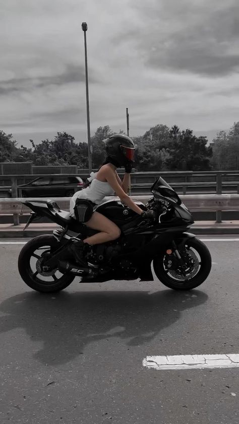 Image Moto, Girls Driving, Bike Aesthetic, Baby Bike, Motorcycle Aesthetic, Biker Aesthetic, Bride Photography Poses, Motorcycle Gifts, Motorbike Girl