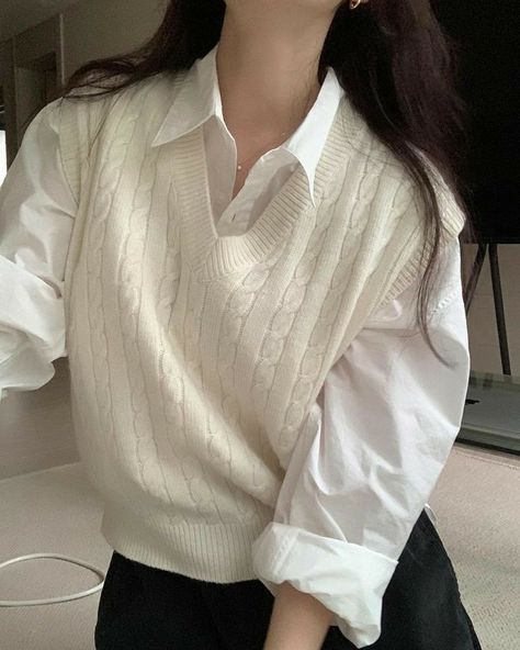 Neutral Color Clothes Aesthetic, Soft Neutral Outfit, Minimalist Clothes Aesthetic, Soft Minimalist Aesthetic Outfit, Autumn Korean Outfit, Neutral Clothing Aesthetic, Minimal Aesthetic Outfits, Minimalist Aesthetic Outfit, Soft Minimalist Aesthetic