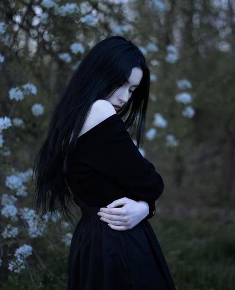 Gothic Woman Photography, Goth Senior Photos, Gothic Senior Pictures, Witch Girl Aesthetic, Goth Senior Pictures, Goth Photoshoot Ideas, Gothic Photoshoot Ideas, Gothic Poses, Goth Photoshoot